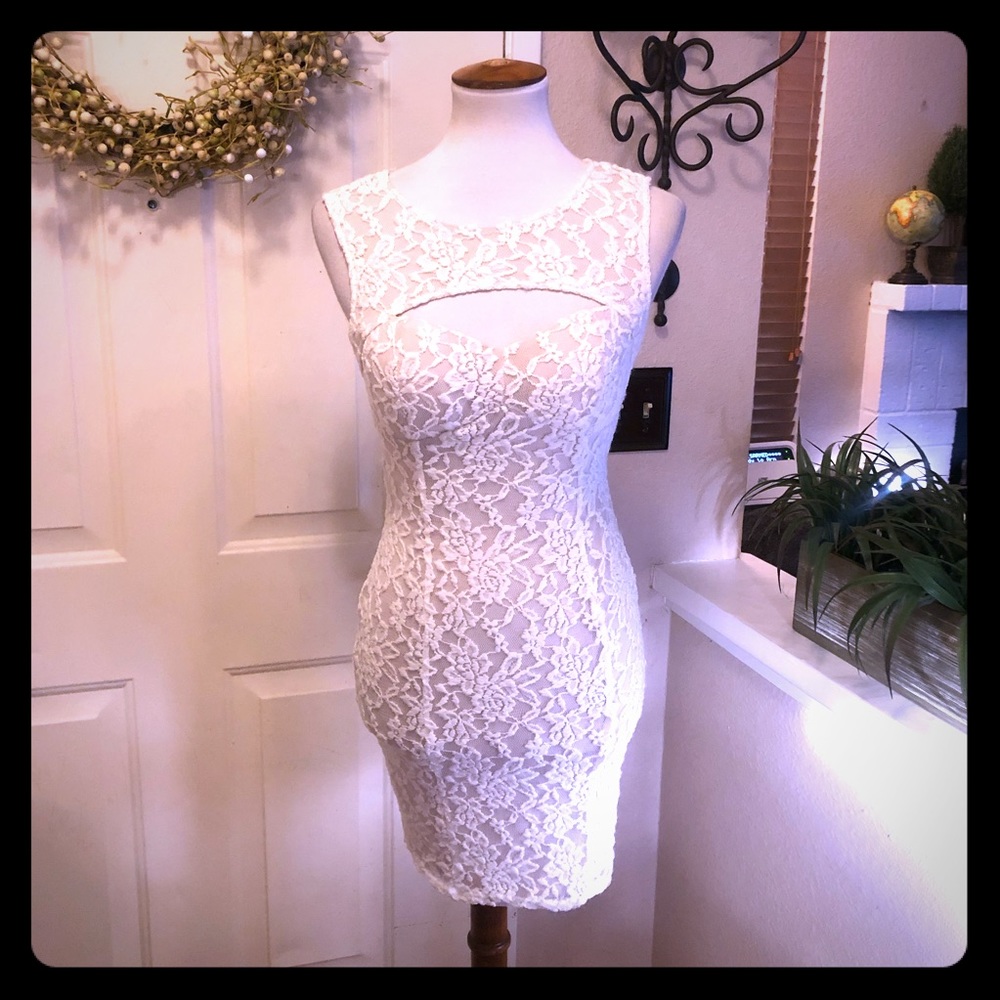 Stunning Sexy Lace Epique Moi Cream Formal Dress